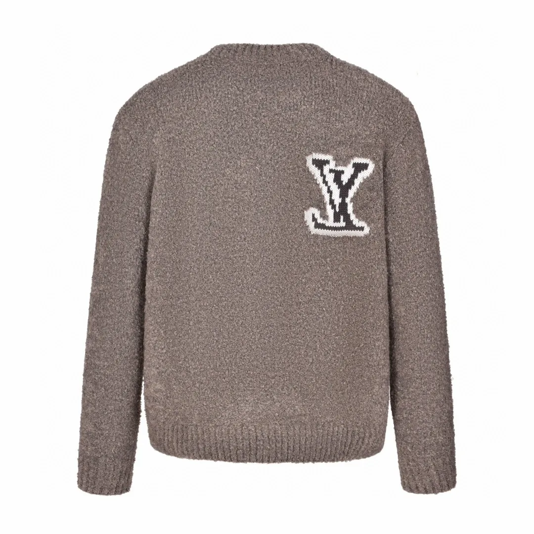 🅿️500 1v 23FW mirror logo intarsia sweater (gray brown), originally purchased for 10,900, new color in 23 years, custom-woven and dyed sheep wool 55%, yak hair 21% nylon 20% Spandex 4% wool loop yarn. The brown loop yarn has high elasticity and is different from the non-elastic version on the market. The special washing process is very soft and skin-friendly. It is a 3-needle knitting process. The thickness of each stitch of the intarsia at the clothing logo is consistent with the original version. The back logo is a mirror intarsia. The upper body is skin-friendly and versatile. Wear it in front of others. It is an autumn and winter item with strength. Size:S-M-L